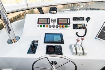 HATTERAS 1995 LONE STAR Vessel #447086 - Photo Helm  90