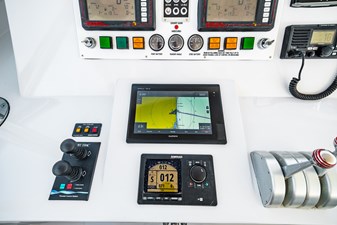 HATTERAS 1995 LONE STAR Vessel #447086 - Photo Helm Detail 91