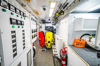 HATTERAS 1995 LONE STAR Vessel #447086 - Photo Engine Room Entrance 94