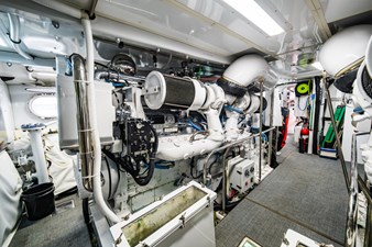 HATTERAS 1995 LONE STAR Vessel #447086 - Photo Stbd Engine 96