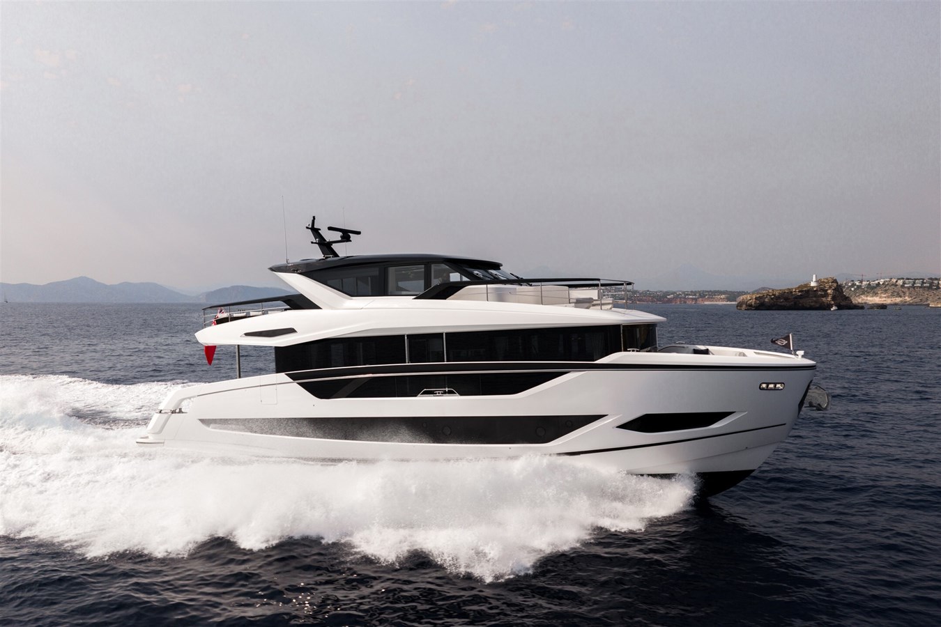82 Ocean Enclosed SUNSEEKER — SUNSEEKER