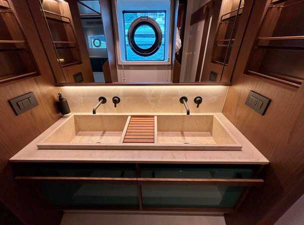 72 FLY 2024 74' 5" AZIMUT YACHTS