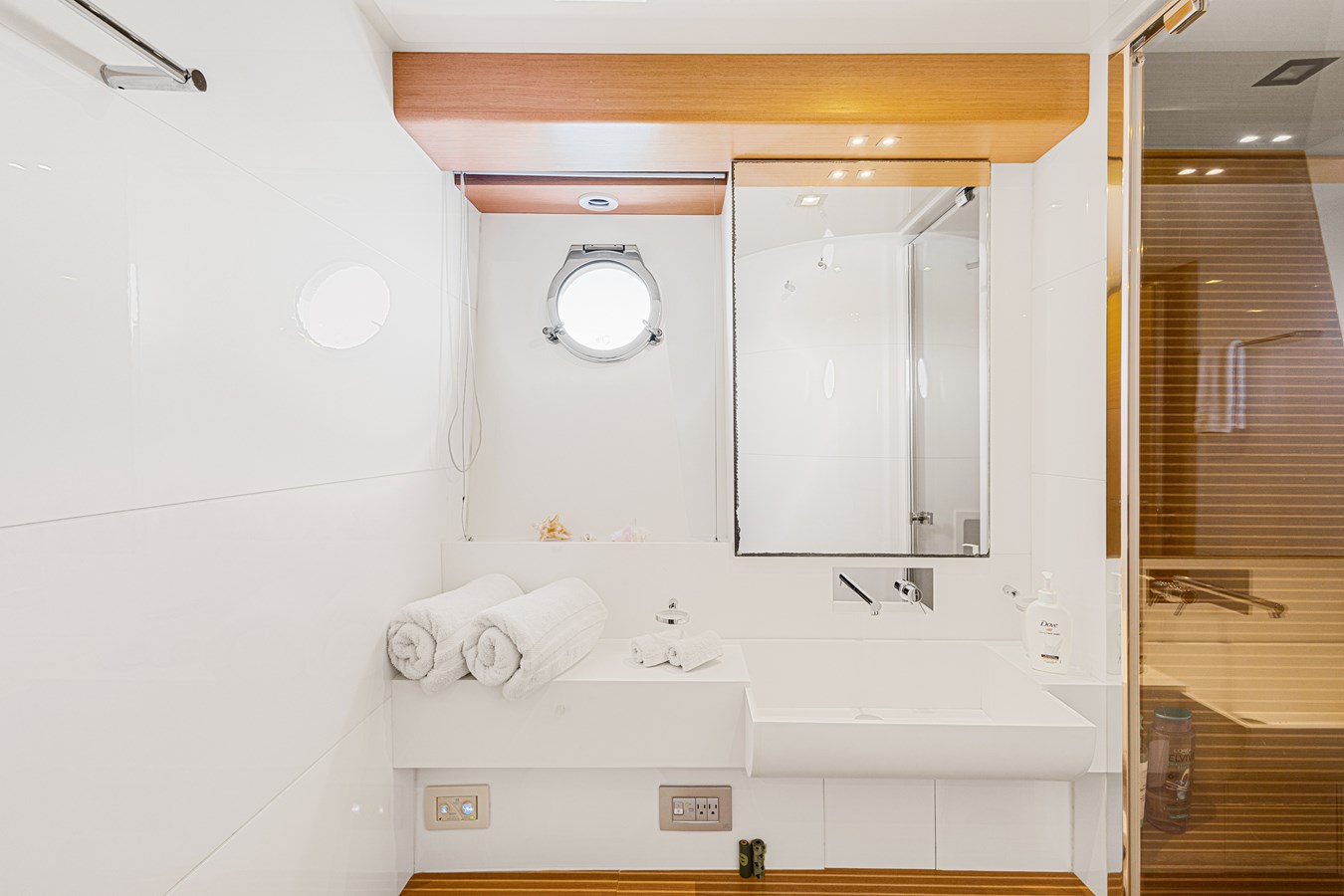 Stbd Guest twin - head