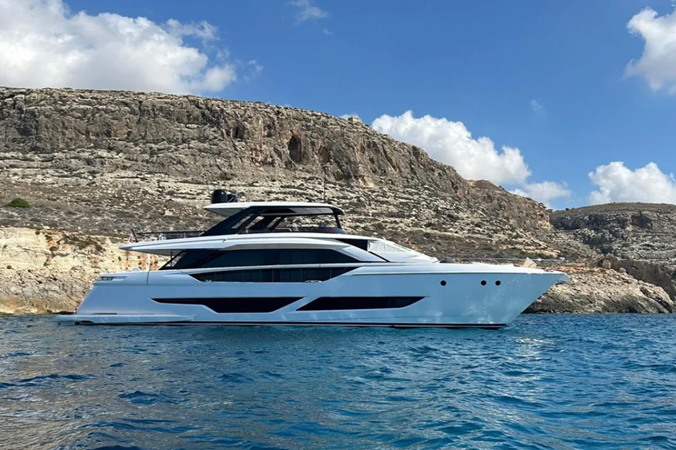 Ferretti Yachts 860