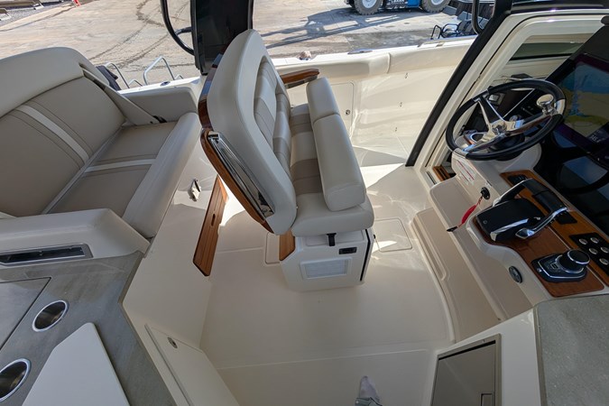 Photo of BOSTON WHALER . 35'