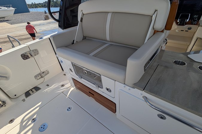 Photo of BOSTON WHALER . 35'