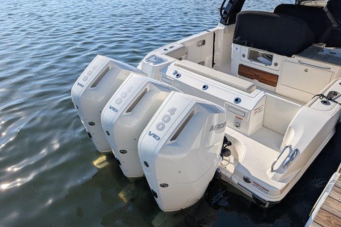Photo of BOSTON WHALER . 35'