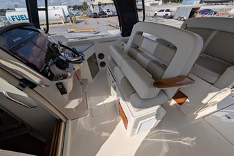 2024 BOSTON WHALER 350 Realm - photo 2