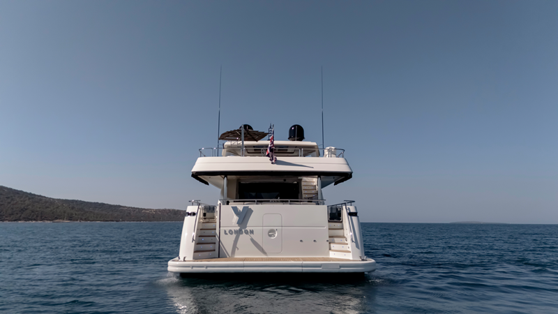 2011 MENGI YAY Raised Pilothouse