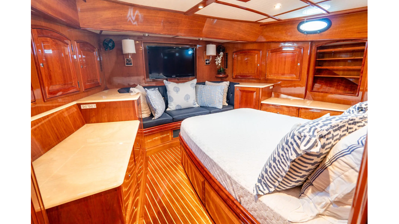 Photo of HINCKLEY Sapphire II 55'