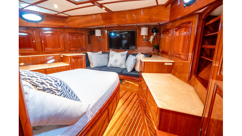 Photo of HINCKLEY Sapphire II 55'