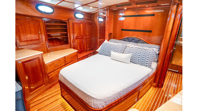 Photo of HINCKLEY Sapphire II 55'