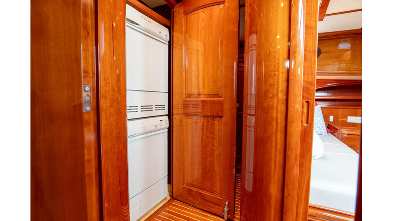 Photo of HINCKLEY Sapphire II 55'