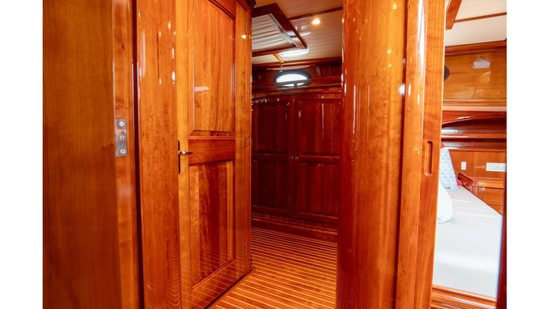 Photo of HINCKLEY Sapphire II 55'