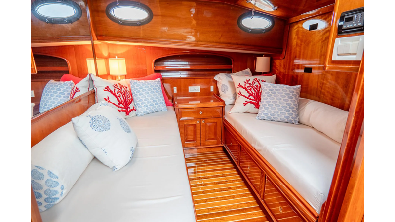 Photo of HINCKLEY Sapphire II 55'