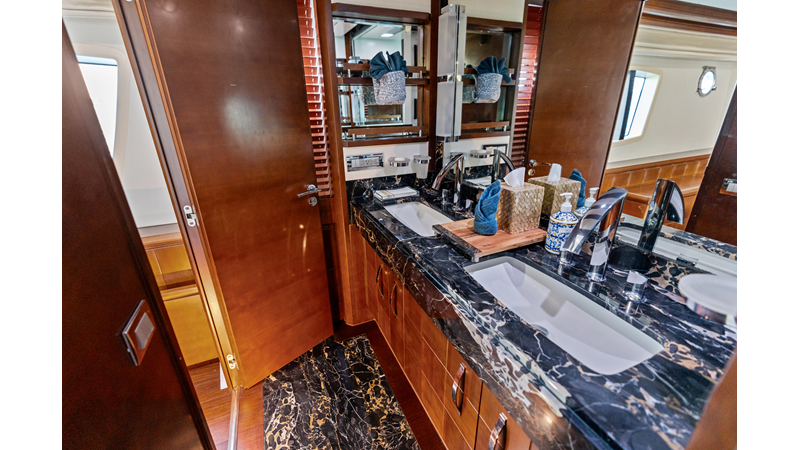 Photo of AZIMUT YACHTS Knot Woke 85'