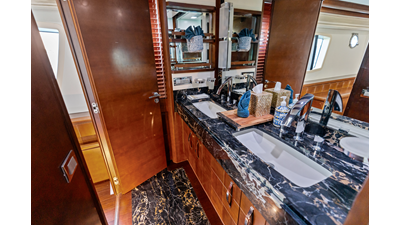 2009 AZIMUT YACHTS Flybridge 85 - photo 38