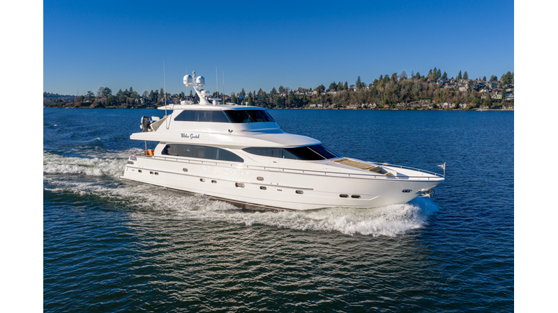 2005 HORIZON YACHTS 82 SkyLounge