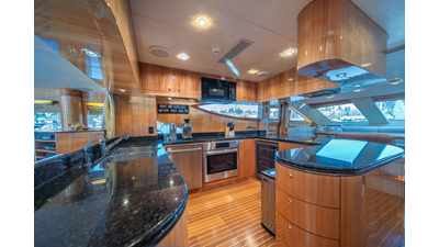 2005 HORIZON YACHTS 82 SkyLounge - photo 32