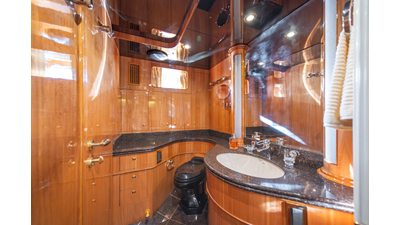 2005 HORIZON YACHTS 82 SkyLounge - photo 47