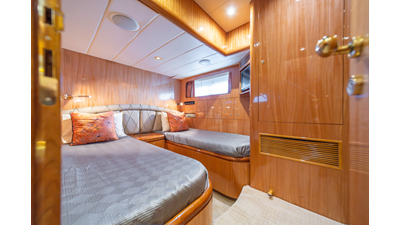 2005 HORIZON YACHTS 82 SkyLounge - photo 58