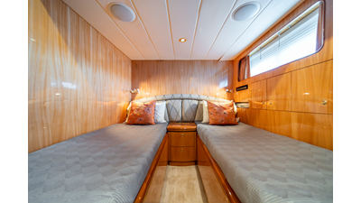 2005 HORIZON YACHTS 82 SkyLounge - photo 59