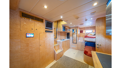 2005 HORIZON YACHTS 82 SkyLounge - photo 70