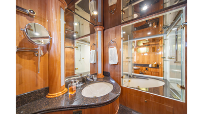 2005 HORIZON YACHTS 82 SkyLounge - photo 72