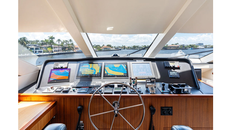 Photo of HATTERAS GRIFFIN 80'