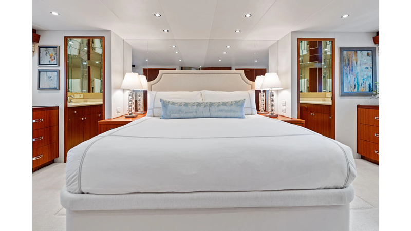 Photo of HATTERAS GRIFFIN 80'