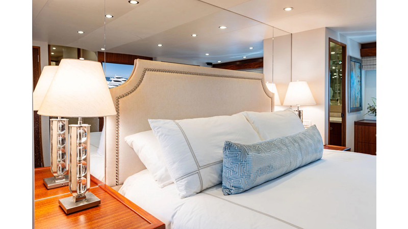Photo of HATTERAS GRIFFIN 80'