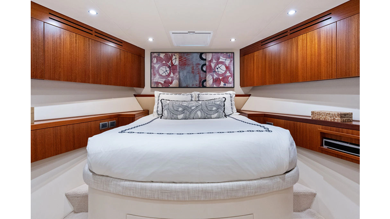 Photo of HATTERAS GRIFFIN 80'