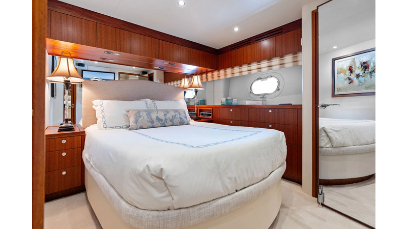 Photo of HATTERAS GRIFFIN 80'