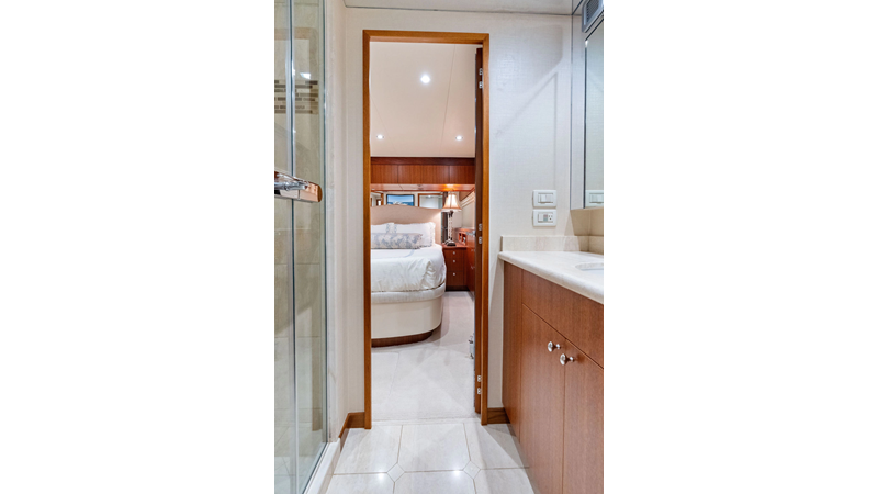 Photo of HATTERAS GRIFFIN 80'