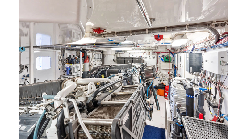 Photo of HATTERAS GRIFFIN 80'
