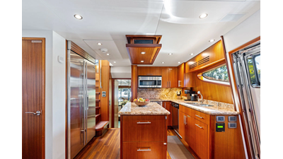 2013 HATTERAS 80 Motor Yacht - photo 9