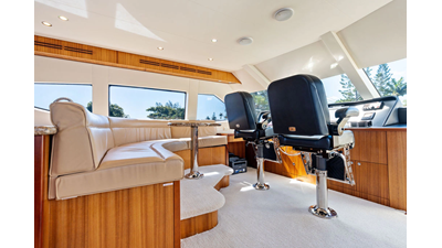 2013 HATTERAS 80 Motor Yacht - photo 11