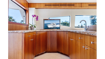 2013 HATTERAS 80 Motor Yacht - photo 12