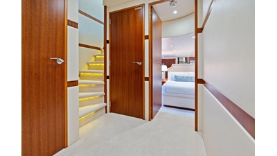 2013 HATTERAS 80 Motor Yacht - photo 16