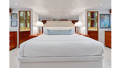 2013 HATTERAS 80 Motor Yacht - photo 17