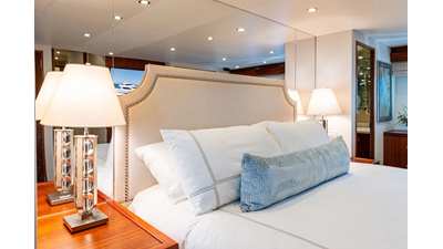 2013 HATTERAS 80 Motor Yacht - photo 18