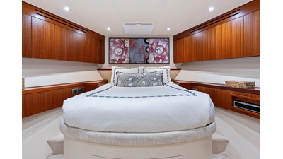 2013 HATTERAS 80 Motor Yacht - photo 21