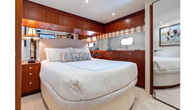 2013 HATTERAS 80 Motor Yacht - photo 23
