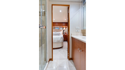 2013 HATTERAS 80 Motor Yacht - photo 24