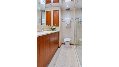 2013 HATTERAS 80 Motor Yacht - photo 25