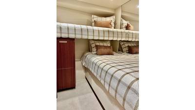 2013 HATTERAS 80 Motor Yacht - photo 26