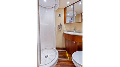 2013 HATTERAS 80 Motor Yacht - photo 31