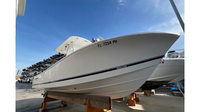 2012 REGULATOR 24 FORWARD SEATING