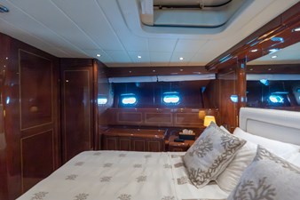2004 MANGUSTA 72 - photo 28