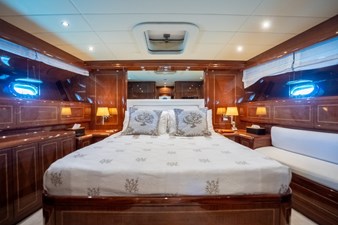 2004 MANGUSTA 72 - photo 30